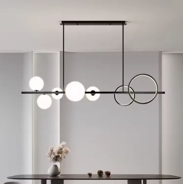 Suspension design avec globes lumineux blancs en verre opalin et anneaux LED, apportant une touche minimaliste et élégante à un intérieur moderne aux lignes épurées et minimaliste.