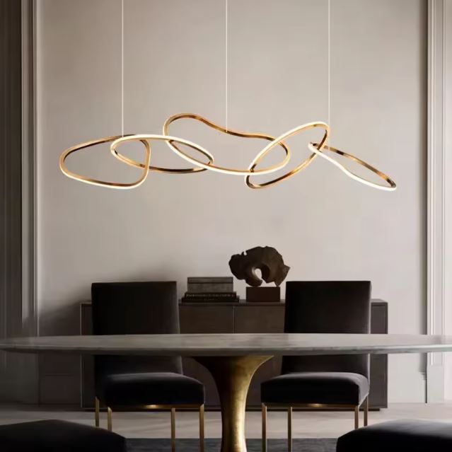 Suspension design italien haut de gamme avec des lignes organiques dorées, apportant une touche d'élégance à une salle à manger sophistiquée.