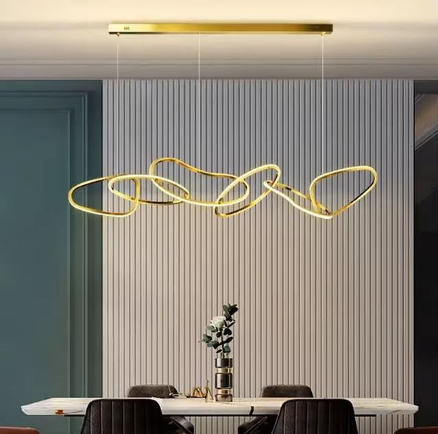 Suspension design italien haut de gamme dorée avec un style moderne et élégant, idéale pour illuminer une salle à manger raffinée.