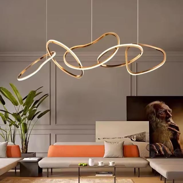 Suspension design italien haut de gamme avec lignes artistiques en métal doré pour une ambiance moderne et élégante.