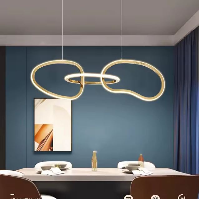 Suspension design italien haut de gamme dorée avec des formes géométriques élégantes, idéale pour une salle à manger contemporaine.