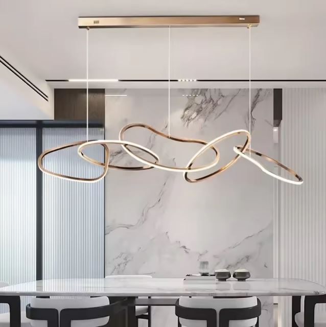 Suspension design italien haut de gamme avec des lignes dorées raffinées, idéale pour une salle à manger moderne avec des finitions en marbre.