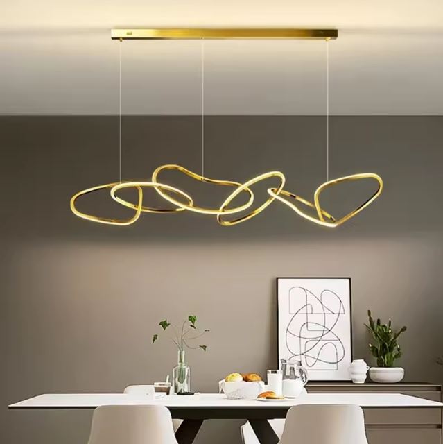 Suspension design italien haut de gamme dorée avec des lignes modernes et épurées, idéale pour une ambiance conviviale et élégante.