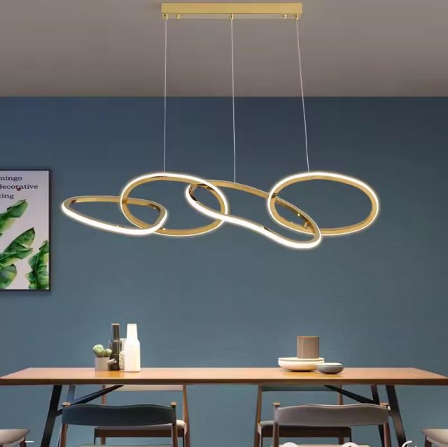 Suspension design italien haut de gamme avec des lignes fluides et contemporaines, idéale pour une salle à manger élégante et moderne.