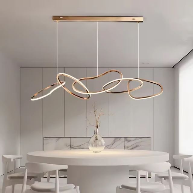 Suspension design italien haut de gamme avec des lignes dorées minimalistes, parfaite pour un intérieur moderne et épuré.