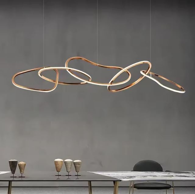 Suspension design italien haut de gamme au style minimaliste avec des lignes dynamiques dorées pour une décoration contemporaine.