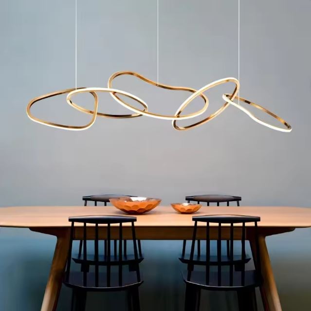 Suspension design italien haut de gamme avec des lignes contemporaines dorées, idéale pour sublimer une table à manger moderne.