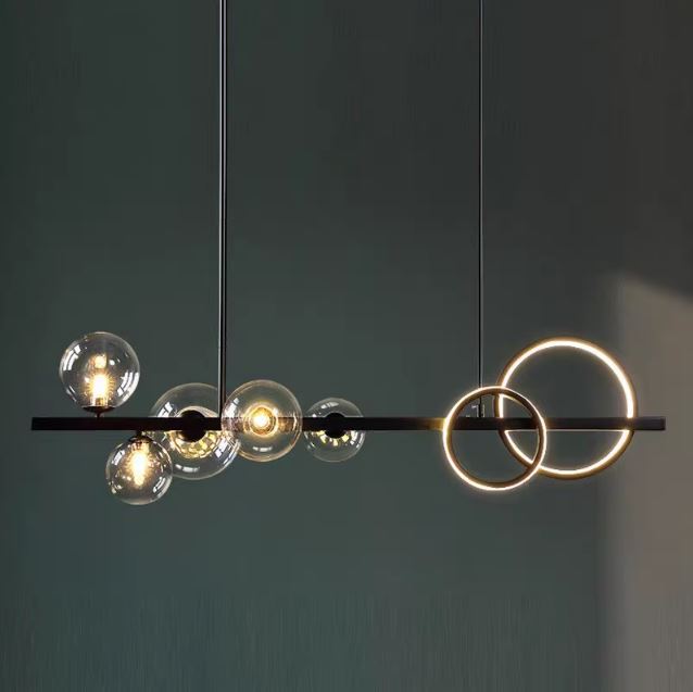 Suspension design minimaliste avec anneaux LED et globes en verre transparent, idéale pour un éclairage moderne et graphique dans un intérieur contemporain.