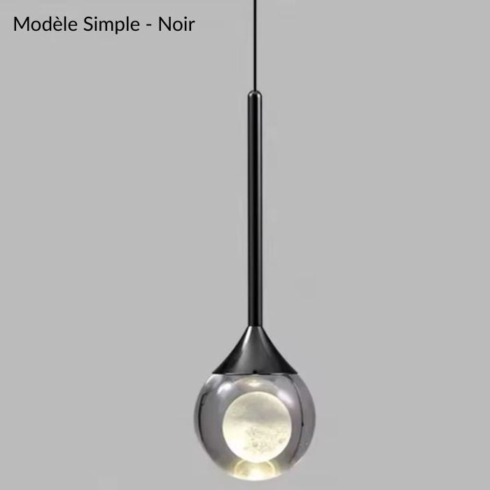 Suspension design noire avec globe lumineux moderne, style minimaliste et touche contemporaine pour intérieur élégant.