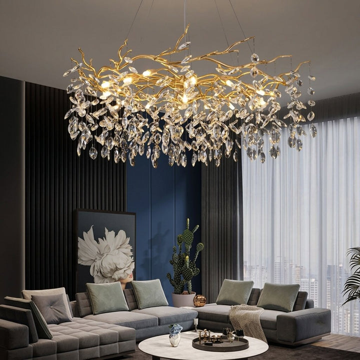 Suspension design dorée effet branche d'arbre habillant un salon spacieux au mobilier moderne.