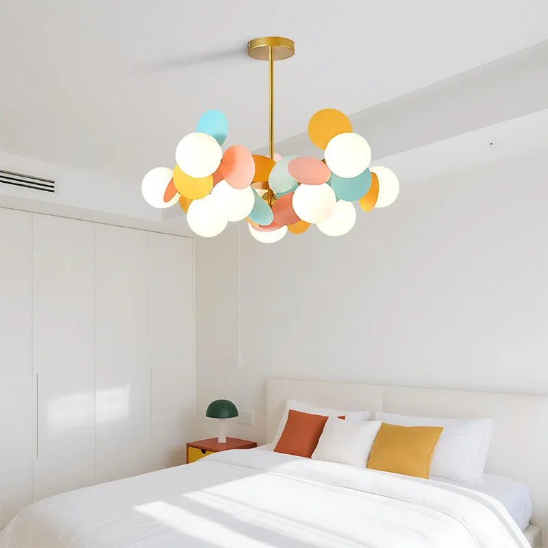 Élégante suspension moderne aux disques pastel et globes opalins lumineux blancs pour chambre
