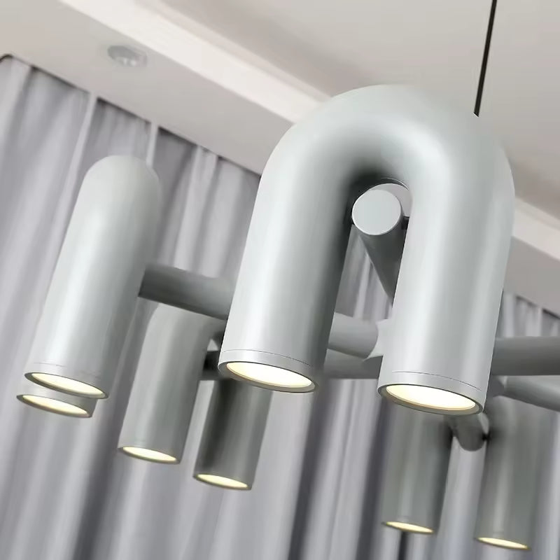 Suspension design tubulaire grise à courbes en U et éclairage LED, au style moderne et architectural