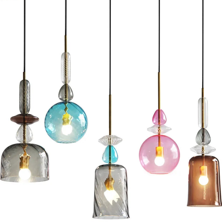 Ensemble de suspensions design en verre soufflé multicolore style murano, parfait pour illuminer une table de salle à manger moderne.