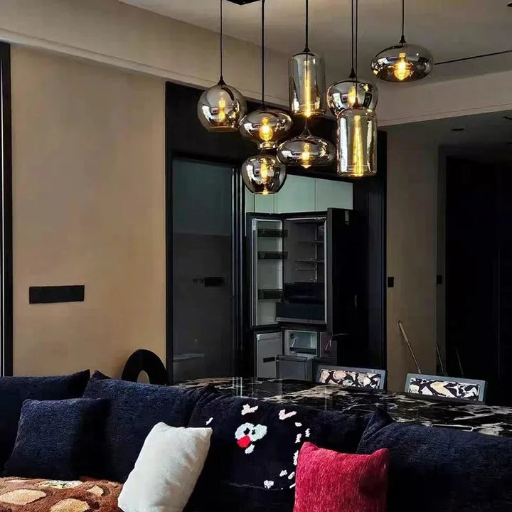 Élégante suspension design en verre fumé intégrée dans un espace de vie chaleureux.