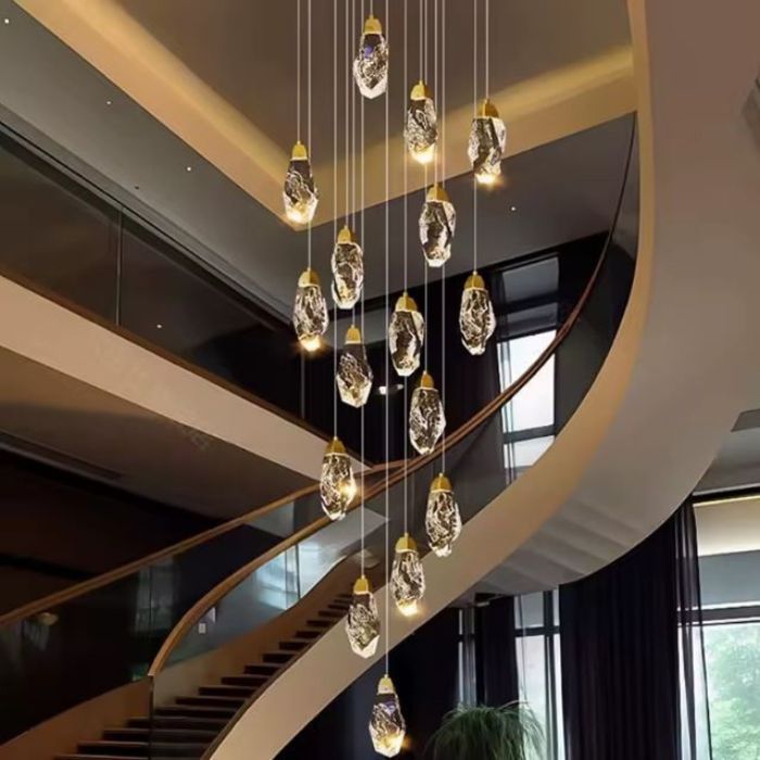 Suspension diamant en cascade de pendentifs cristallins, luminaire luxe pour escalier contemporain raffiné.