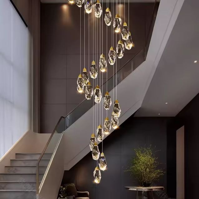 Suspension diamant cascade verticale de pendentifs cristal, luminaire luxe pour escalier moderne et épuré.