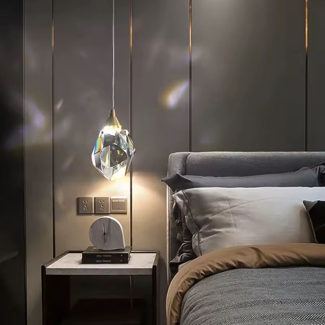 Suspension diamant en cristal, parfaite pour un éclairage design dans une chambre.