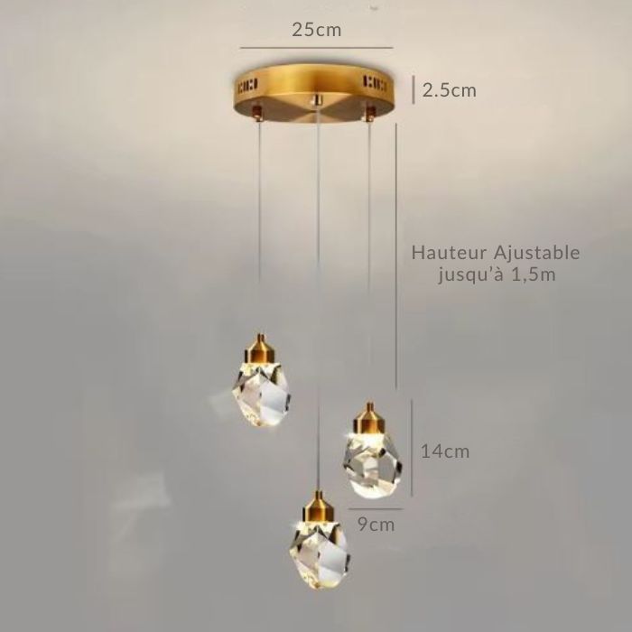 Suspension diamant et touches dorées avec trois luminaires en cristal avec hauteur ajustable jusqu'à 1,5 m.