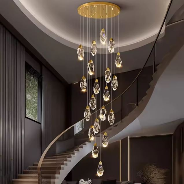 Suspension diamant à gouttes de cristal étincelantes, lustre design contemporain pour hall d’entrée majestueux.