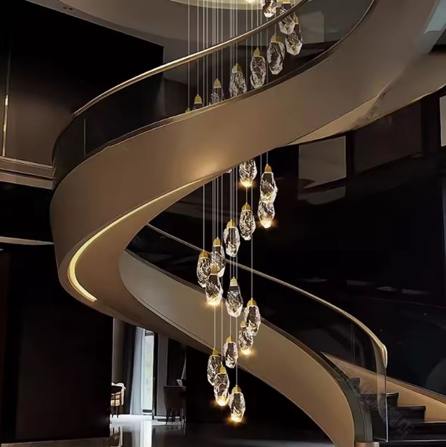 Suspension diamant en gouttes cristallines suspendues en spirale, luminaire luxueux pour hall sophistiqué.
