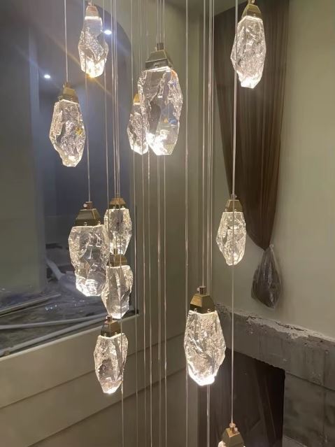Une suspension diamant dévoilant un groupe de pendentifs cristallins chaleureux, apportant une touche précieuse et intime.