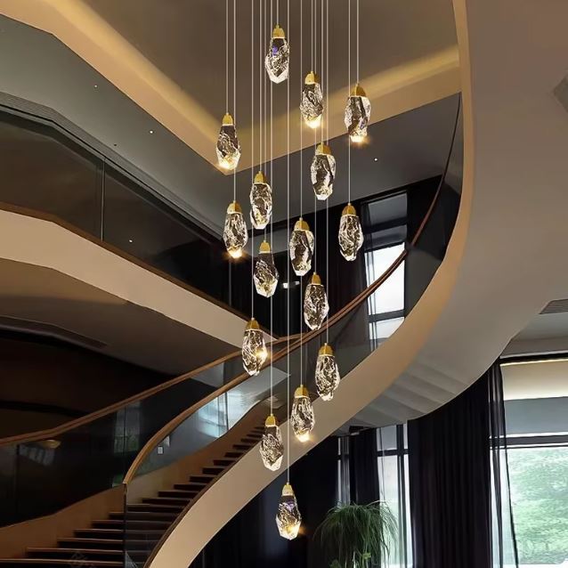 Suspension diamant multi-niveaux de pendentifs cristal luxueux, lustre contemporain pour hall panoramique design épuré.