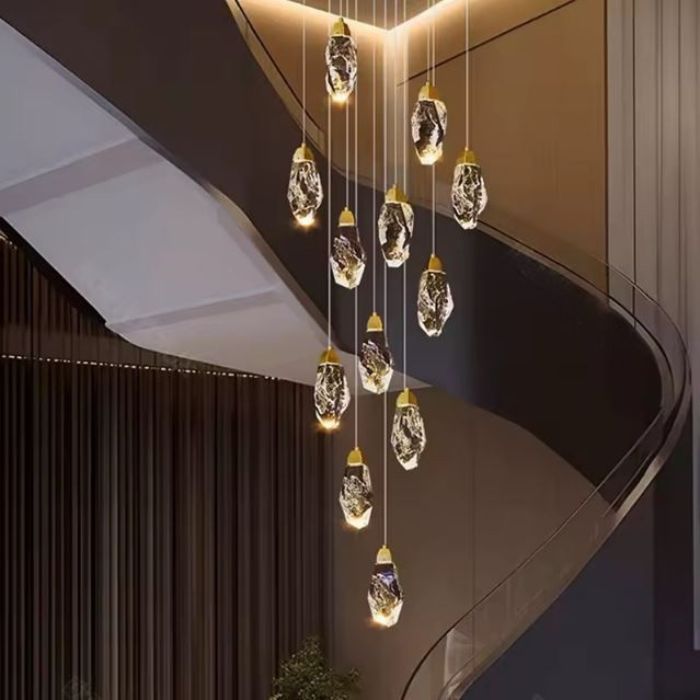 Suspension diamant pendentifs éclatants en verre type cristal, luminaire raffiné style art déco contemporain pour hall d’entrée.