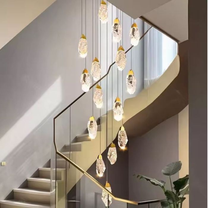 Une suspension diamant en spirale de cristaux étincelants, sublimant l’escalier d’un hall contemporain majestueux.