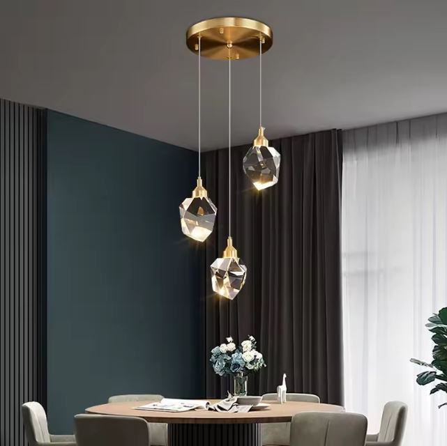 Suspension diamant moderne au-dessus d'une table design élégante.