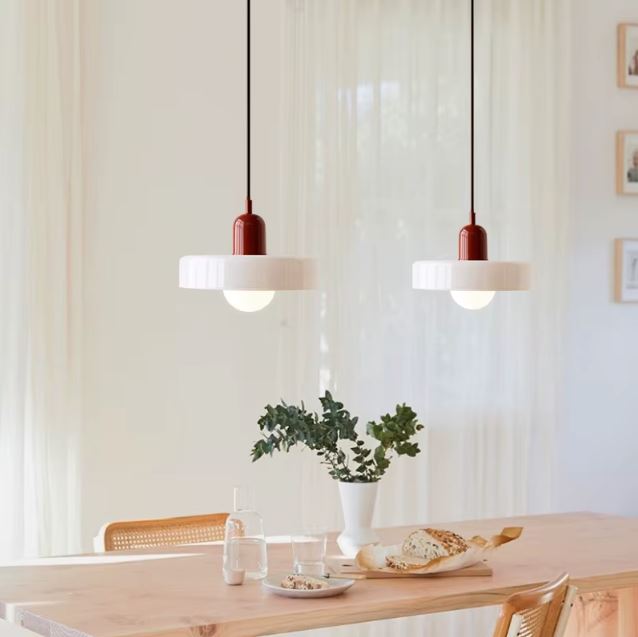Suspension disque blanche et rouge, inspiration Bauhaus et charme vintage pour une déco épurée.
