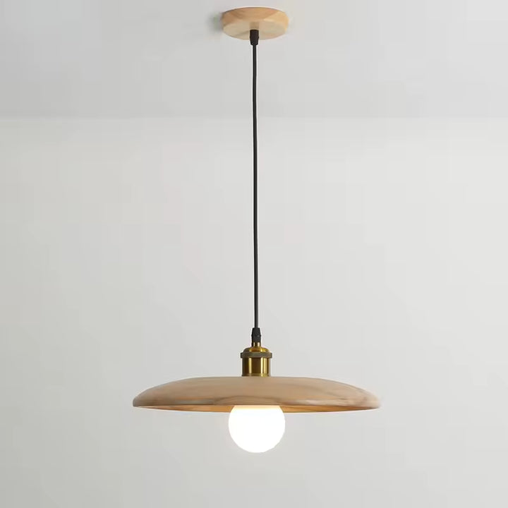 Silhouette épurée en bois clair et globe lumineux pour cette suspension japandi aux accents naturels et minimalistes
