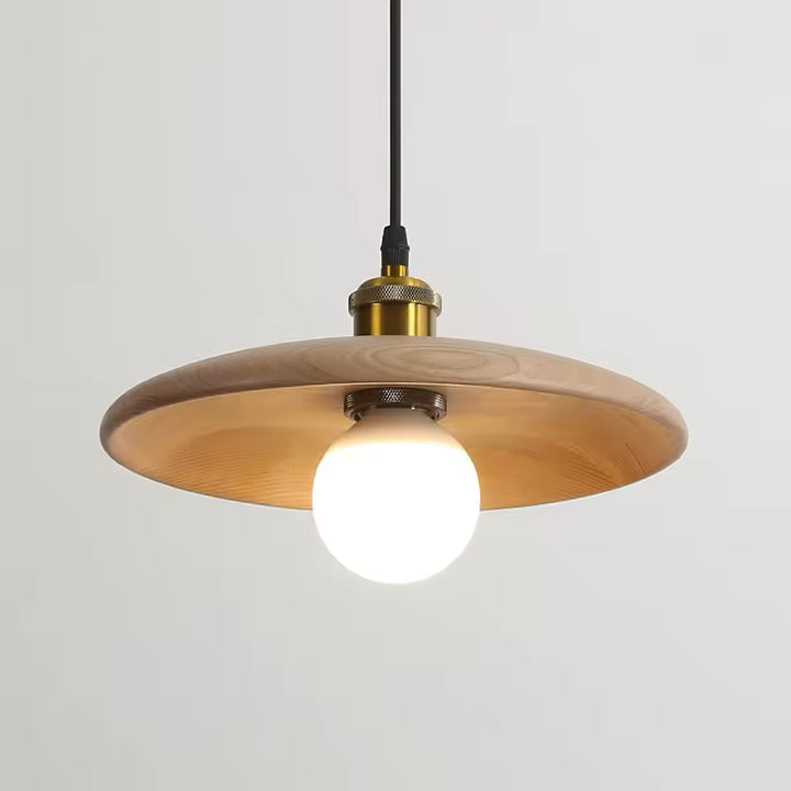 Bois clair, globe opalin et détail doré composent cette suspension au style japandi, naturel et minimaliste