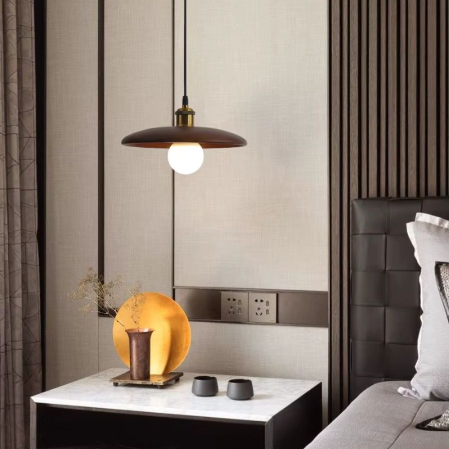 En guise de luminaire de chevet, cette suspension en bois foncé et globe lumineux apporte une touche japandi élégante