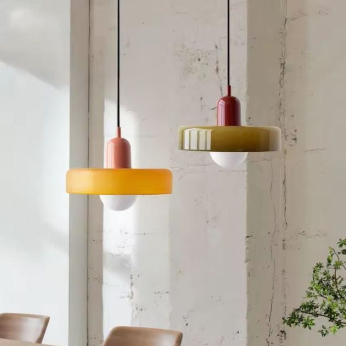 Suspension disque colorée au style minimaliste rétro, touche design douce et tendance pour intérieur.