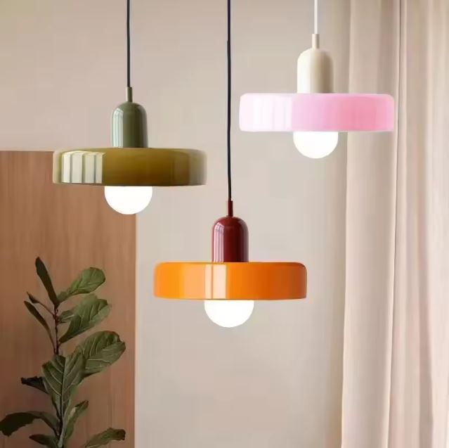 Suspension disque colorée rose, orange et kaki, esprit vintage ludique et design décoratif tendance.