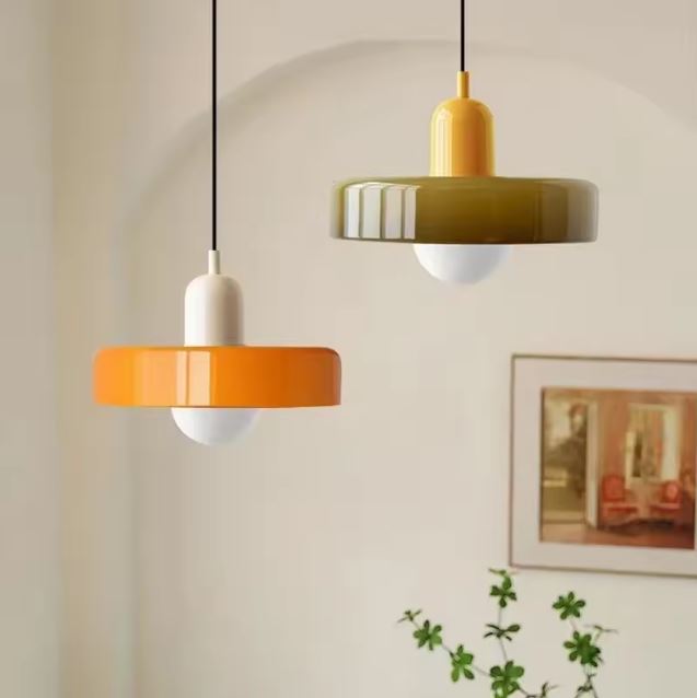 Suspension disque colorée au charme vintage pop, design ludique et rétro chic pour intérieur tendance.