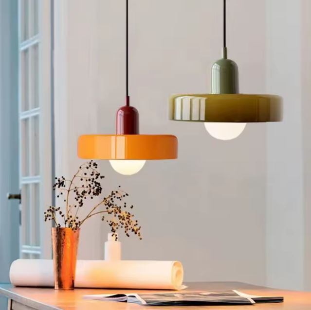 Suspension disque émaillée colorée, esprit rétro moderne et accent décoratif plein de caractère.