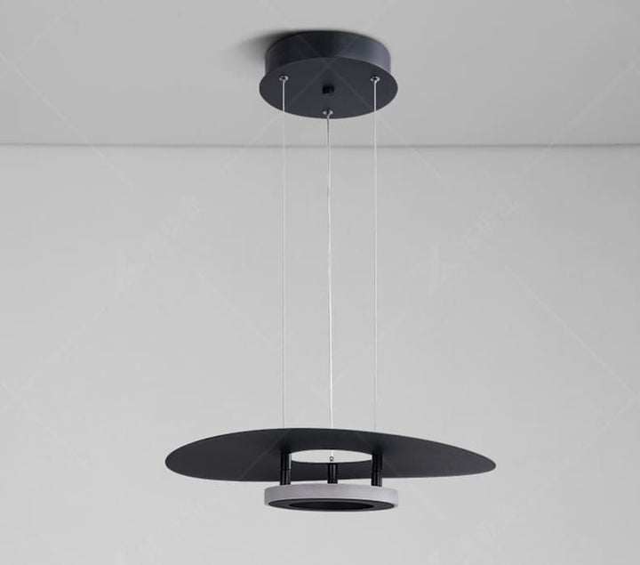 Suspension disque flottant noir avec anneau LED central présentée sur fond neutre.