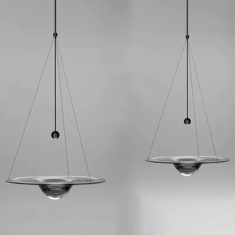 Deux suspensions disque en verre à cœur goutte, au design minimaliste et aérien avec effet flottant