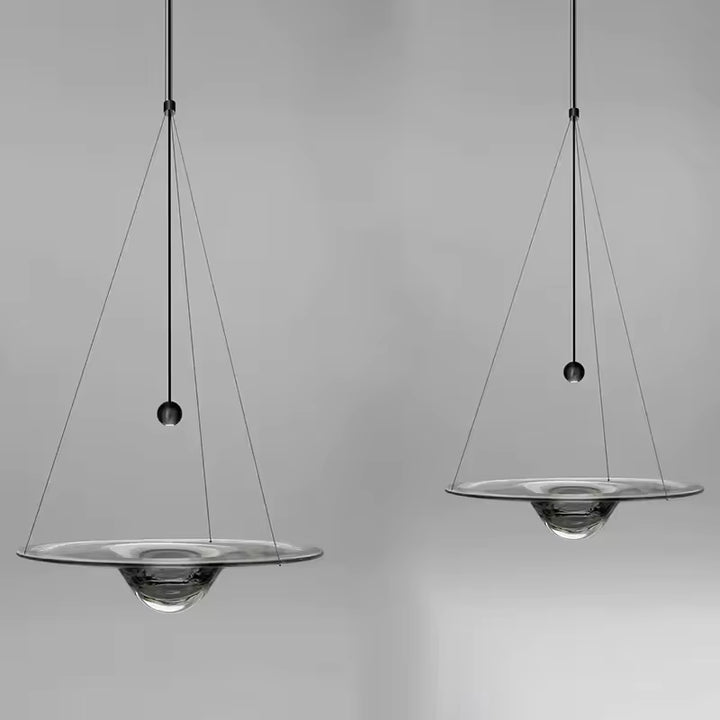 Deux suspensions disque en verre à cœur goutte, au design minimaliste et aérien avec effet flottant