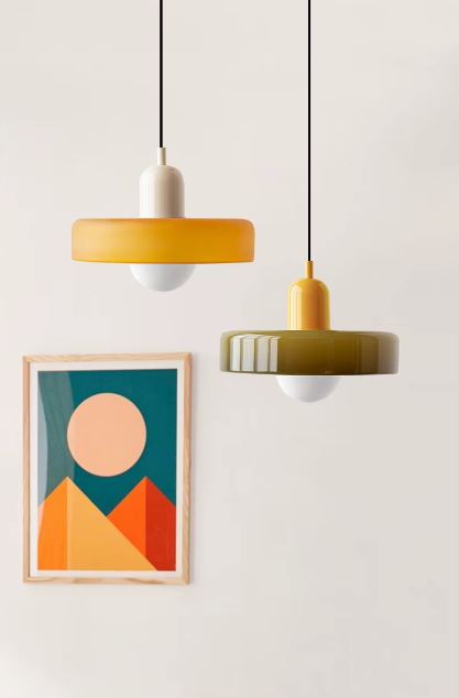Suspension disque jaune et kaki, style rétro pop et design géométrique pour décoration contemporaine.