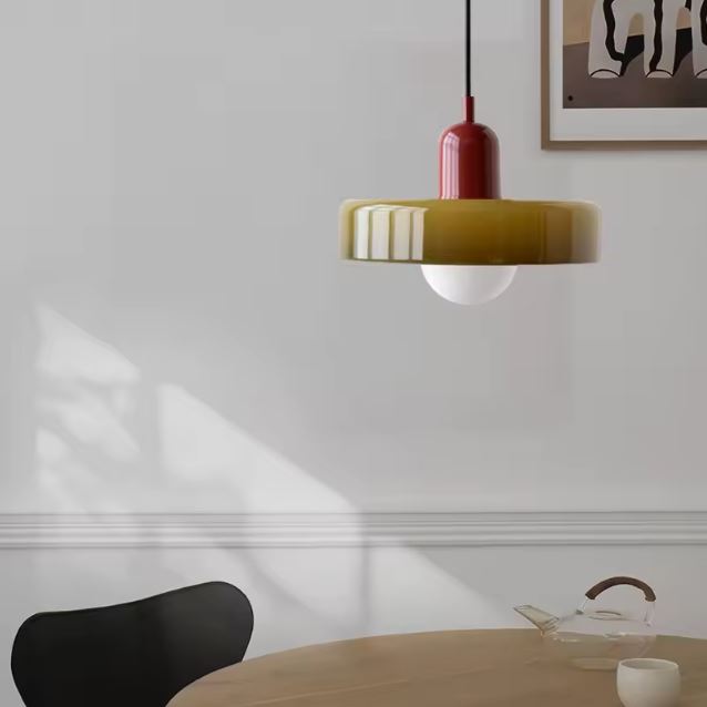Suspension disque kaki et rouge, inspiration mid-century et design rétro raffiné pour salle à manger.