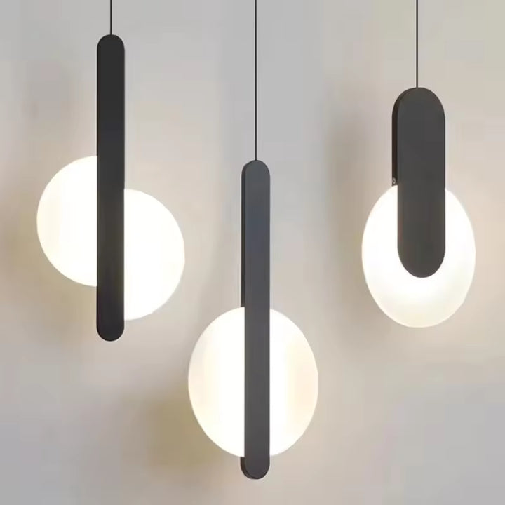 Composition de suspensions disque lumineuses à bande verticale noire, au style minimaliste et contemporain