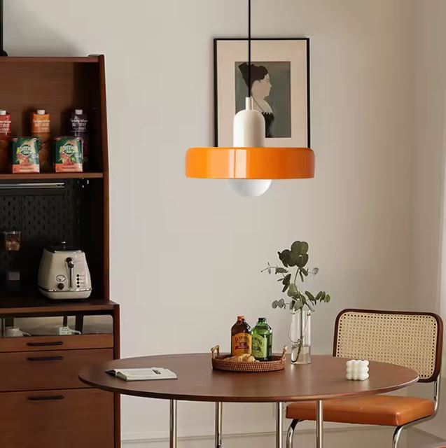 Suspension disque orange et blanche, inspiration seventies et design rétro lumineux pour coin repas.