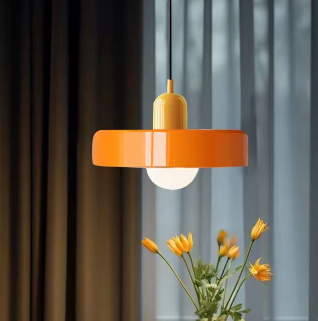 Suspension disque orange et jaune, énergie pop rétro et silhouette design pour intérieur chaleureux.