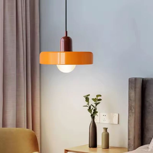 Suspension disque orange et rouille, inspiration rétro chaleureuse et design déco pour chambre élégante.