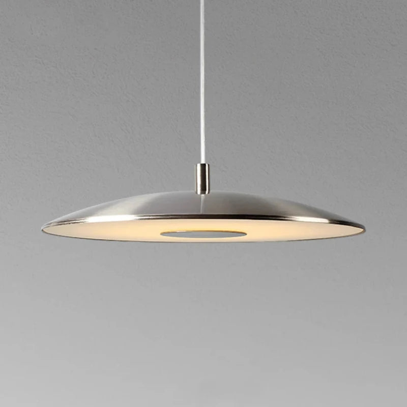 Suspension design en forme de disque plat en métal argenté, idéale pour un éclairage moderne.