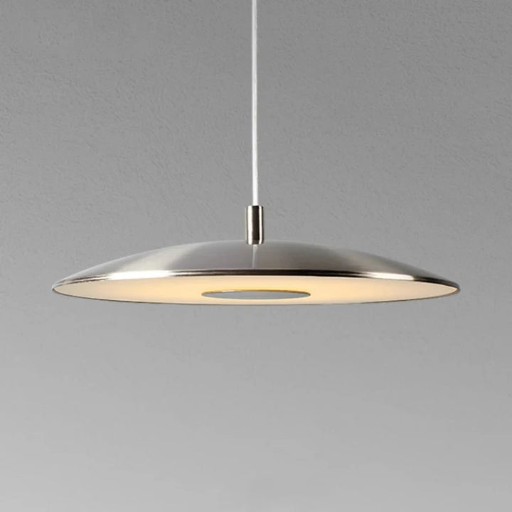 Suspension design en forme de disque plat en métal argenté, idéale pour un éclairage moderne.