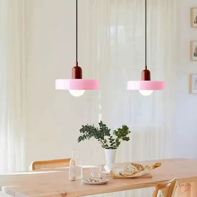 Suspension disque rose et blanche, ambiance rétro chic et note pastel pour une déco pleine de douceur.