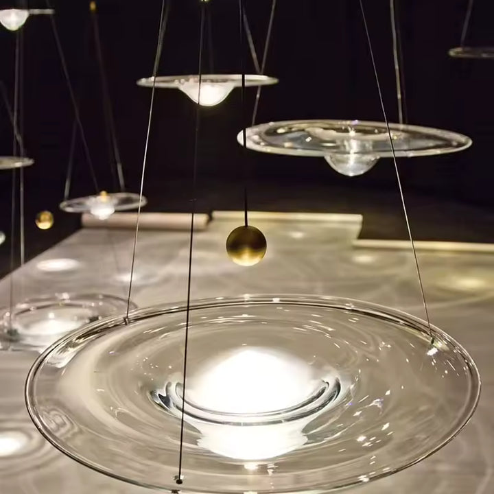 Suspension disque en verre transparent à cœur goutte lumineux, au style futuriste et aérien avec détails dorés